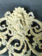 Specchio neoclassico ornato con cornice in ottone con motivo