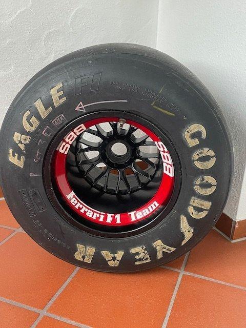 Pneu (1) - Ferrari - 1992 Ferrari F92A Formel 1 Hinterrad, Collections, Marques automobiles, Motos & Formules 1