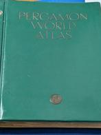Stanley Knight - Pergamon World Atlas - 1968, Antiek en Kunst