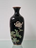 Un vase en cloisonné japonais très fin, avec un fond noir,