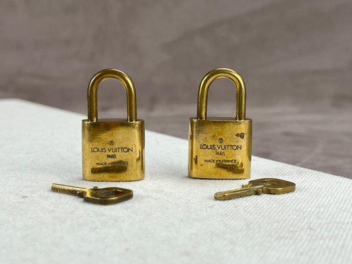 Louis Vuitton cadena/padlock/lock with 2 key - Catawiki