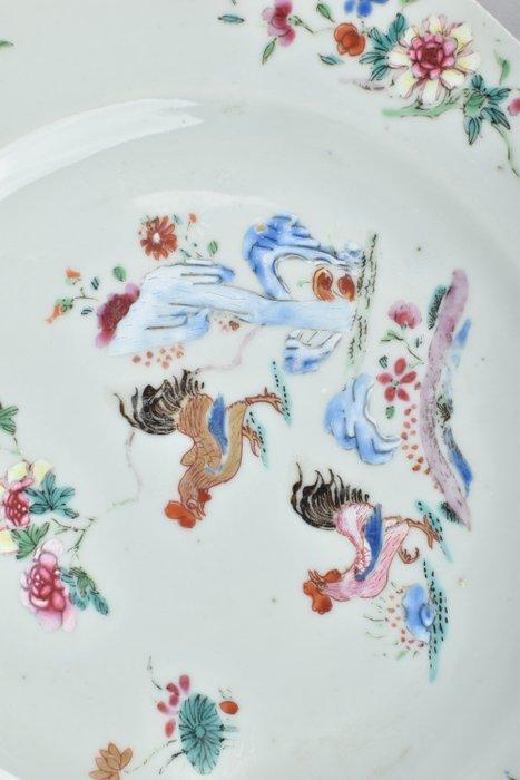 Bord - A CHINESE FAMILLE ROSE PLATE DECORATED WITH TWO, Antiek en Kunst, Antiek | Overige Antiek