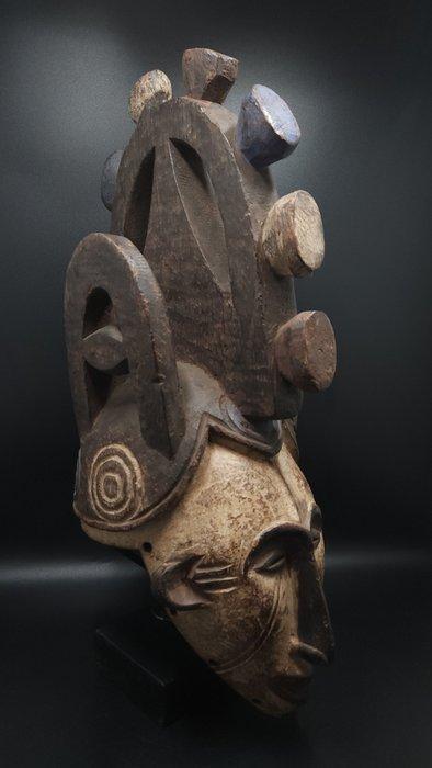 superbe casque - Igbo - Nigeria (Sans Prix de Réserve), Antiek en Kunst, Kunst | Niet-Westerse kunst