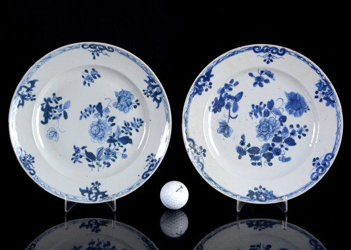 Een paar elegante Chinese blauw-witte Peony-borden - geen, Antiek en Kunst, Antiek | Overige Antiek