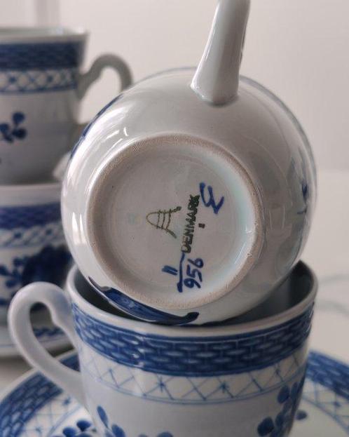 Royal Copenhagen - Kop en schotel (12) - Porselein - Reliëfs, Antiek en Kunst, Antiek | Meubels | Tafels