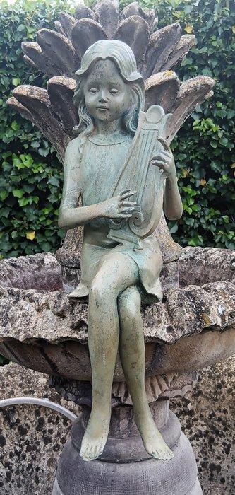 sculptuur, zittende fairy met harp - 50 cm - Gepatineerd, Antiek en Kunst, Curiosa en Brocante