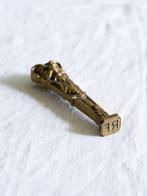 Een bronzen lakzegel gedecoreerd met twee grotesken in, Antiek en Kunst