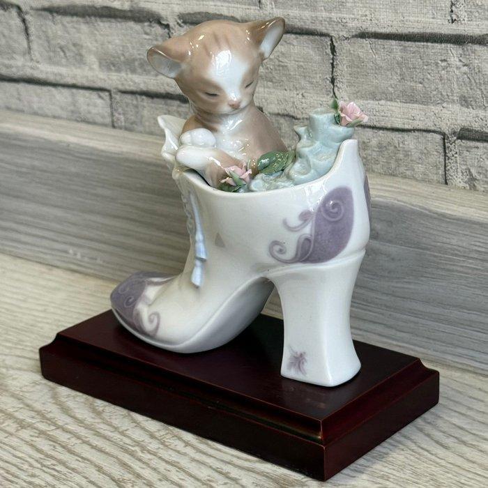 Lladró - Figuur - Kitten in High-Heeled Shoe - Porselein,, Antiek en Kunst, Antiek | Glaswerk en Kristal