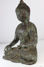 Standbeeld zittende boeddha met drakenmantel - Gepatineerd