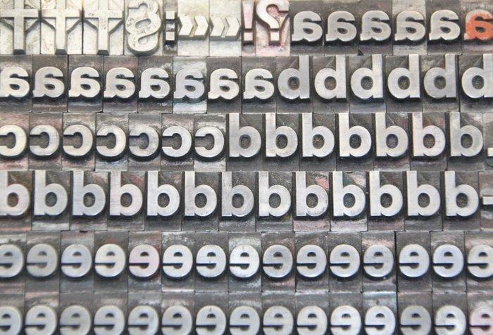Drukblokken - een letterbak met een volledig alfabet 36 punt, Antiquités & Art, Antiquités | Assiettes décoratives & Carrelages