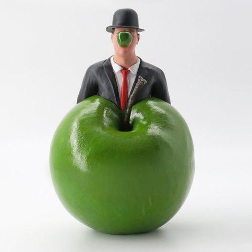 Dario Assisi - Magritte world - Out of the apple, Antiquités & Art, Art | Peinture | Moderne