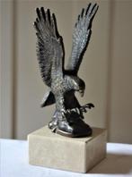 Sculpture en bronze dun aigle sur un socle en marbre -