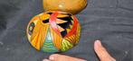 Feestelijke maskers gemaakt van gekleurde calabash -