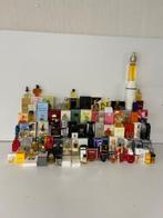75 Miniatuur flesjes parfum in in verpakking. - Parfumfles