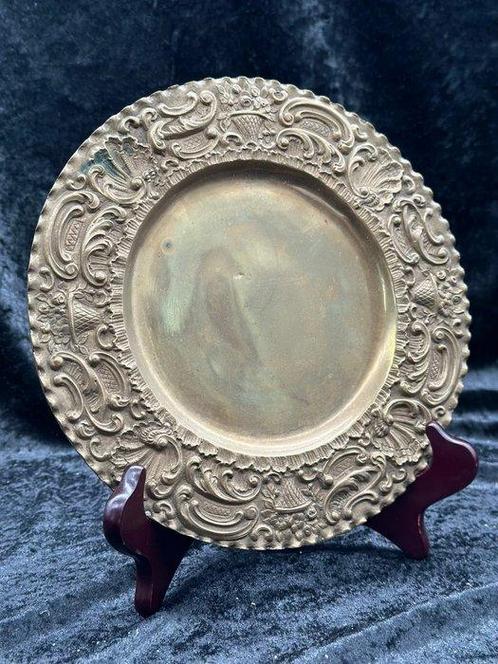 Antiker Wandteller aus Messing – reich verziert mit floralen, Antiek en Kunst, Curiosa en Brocante