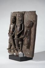 Een bronzen beeldhouwwerk - Plaquette - Benin - Nigeria, Antiek en Kunst