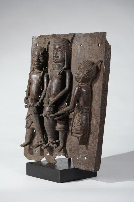 Een bronzen beeldhouwwerk - Plaquette - Benin - Nigeria, Antiek en Kunst, Kunst | Niet-Westerse kunst