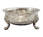 Large sterling silver bonbon bowl with repoussé rural scenes, Antiek en Kunst