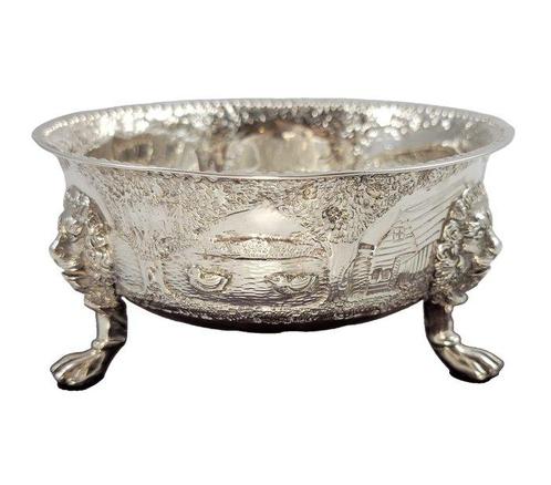 Large sterling silver bonbon bowl with repoussé rural scenes, Antiek en Kunst, Antiek | Zilver en Goud