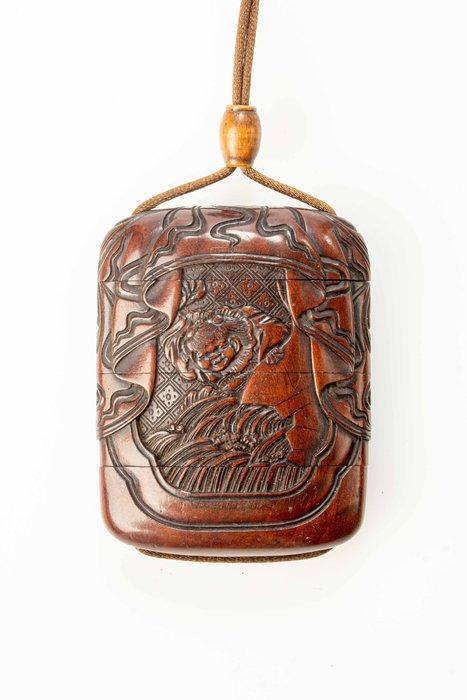 Doos - Een fijne drie-casus boxwood inro met netsuke en, Antiek en Kunst, Antiek | Overige Antiek