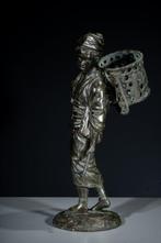 Brons - Signed - Een bronzen okimono van een Japanse