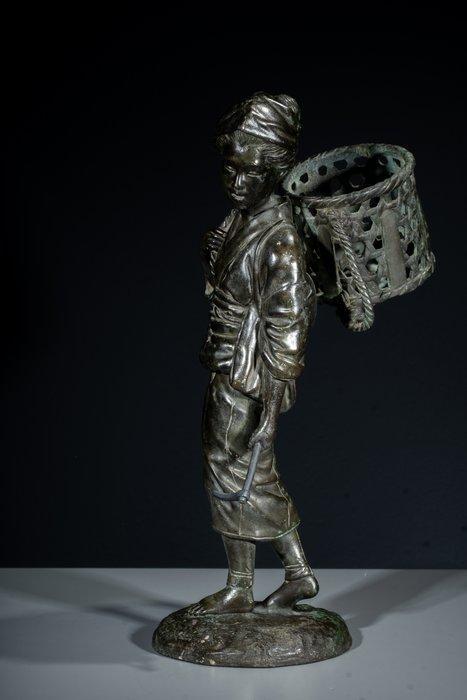 Brons - Signed - Een bronzen okimono van een Japanse, Antiek en Kunst, Antiek | Overige Antiek