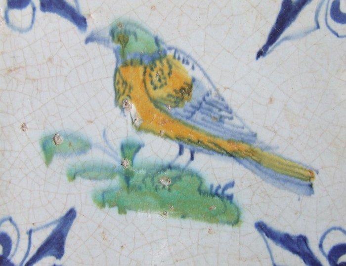 Tegel - Gekleurde Vogel met Franse lelie-hoeken. - 1650-1700, Antiek en Kunst, Antiek | Glaswerk en Kristal