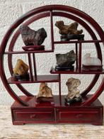 steen en hout - Display rek met 7 suiseki - eind 20e eeuw, Antiek en Kunst
