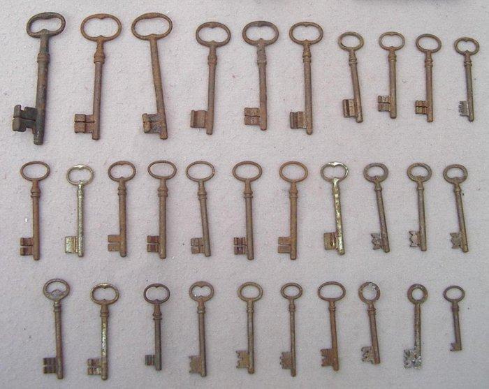 Collection of 66 Old various Keys - Sleutel, Antiek en Kunst, Antiek | Speelgoed