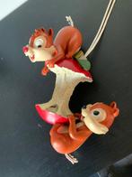 Chip and Dale hanging on a bitten Apple - 30 cm Figurine, Verzamelen, Nieuw