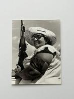 Alberto Korda (1928–2001) - Miliciana con fusil en la