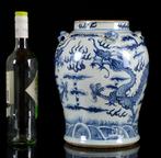 Een grote (29,3 cm) Chinese blauw-witte Dragon vaas. -, Antiek en Kunst