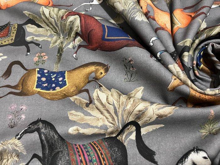 Sinfonia Equestre: Een reis tussen elegantie en dynamiek in, Antiek en Kunst, Antiek | Tapijten, Tafelkleden en Textiel