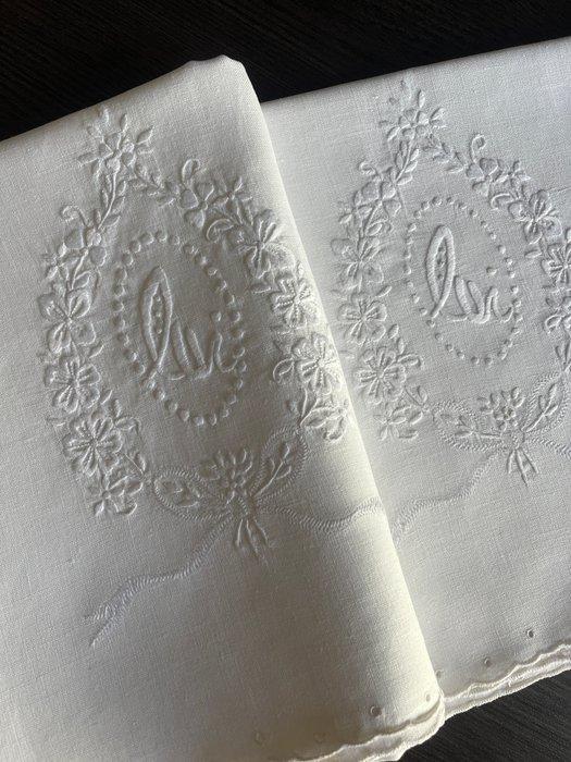 Coppia asciugamani in puro lino - Bloemrijke borduurlijst. -, Antiek en Kunst, Antiek | Tapijten, Tafelkleden en Textiel
