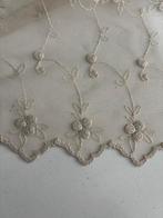 Kostbaar gordijnstof, Frans geborduurd en met rand aan de