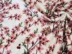 Bloemrijke elegantie: katoenen stof van hoge kwaliteit -