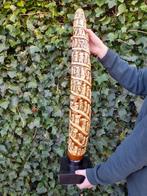 Beeld, Grote kunststof slagtand - reliëf met traditionele, Antiek en Kunst