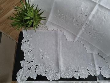 Drap de musée en lin pur avec broderie sculptée à la main -