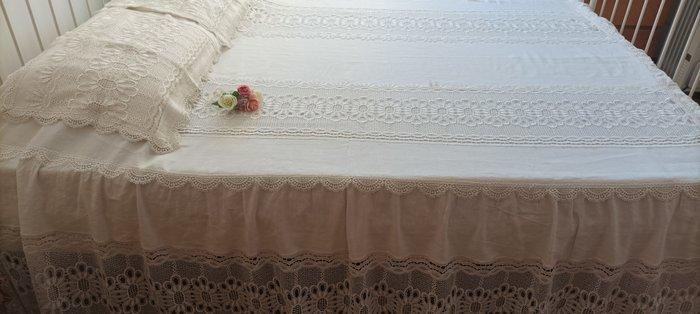 Prachtig linnengoed met grote Guipir-borduursels en, Antiek en Kunst, Antiek | Tapijten, Tafelkleden en Textiel