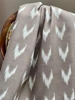 Dubbel breed. Exclusief etnisch ikatpatroon voor decoratie