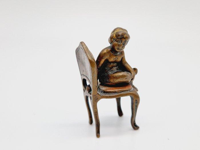 sculptuur, Wiener Bronze / Vienna Bronze - kind auf Stuhl, Antiek en Kunst, Antiek | Keramiek en Aardewerk