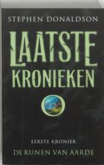 De runen van aarde / De laatste kronieken / 1 9789024552054, Boeken, Verzenden, Gelezen, Stephen Donaldson