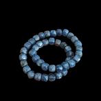 Saphir bleu nuit. Bracelet facetté de belle qualité. Pierre