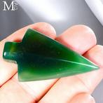 Uitgebeitelde pijl in groene agaat – ornamentueel element