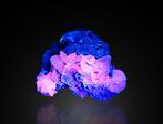 Grote pyriet met fluorescerende calciet. Kristalcluster -