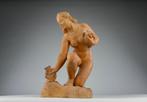 Bedich Neužil - sculptuur, Femme Nue Ceuillant des Fleurs -