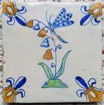 Carreau - Carreau ancien avec libellule sur une campanule. -