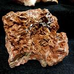 Natuurlijk zwavel, calcedoon, helder kwarts, calciet.