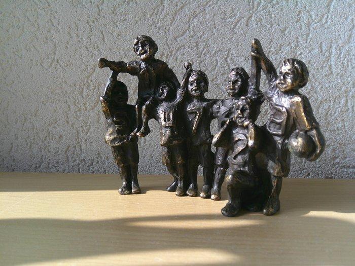 Atelier in Beeld - Figurine - HOEZO BUITENSPEL - Bronze, Antiek en Kunst, Curiosa en Brocante