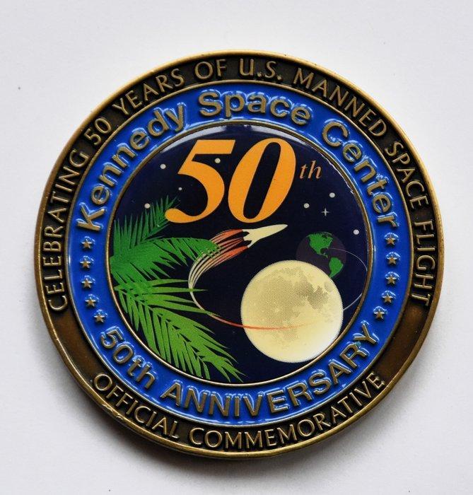 Médaillon en métal ayant volé lors des missions Space, Antiek en Kunst, Antiek | Wandborden en Tegels